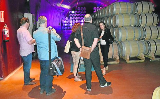 Un grupo de turistas, durante su visita a la bodega Valpincia.