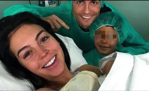 Georgina Rodríguez, su primer posado con Alana Martina