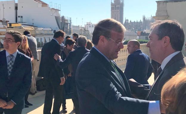 Antonio Silván saluda al alcalde de Sevilla.