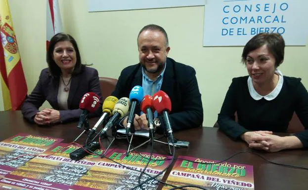 El presidente del Consejo Comarcal, Gerardo Álvarez Courel (C), y la presidenta de la DO Bierzo, Misericordia Bello (I), en la presentación de la campaña.
