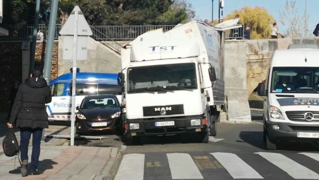 Un camión de la compañía TST se estrella contra el puente de San Marcos.