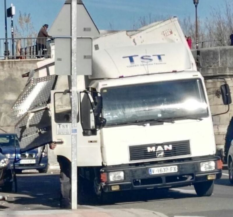 Un camión de la compañía TST se estrella contra el puente de San Marcos.