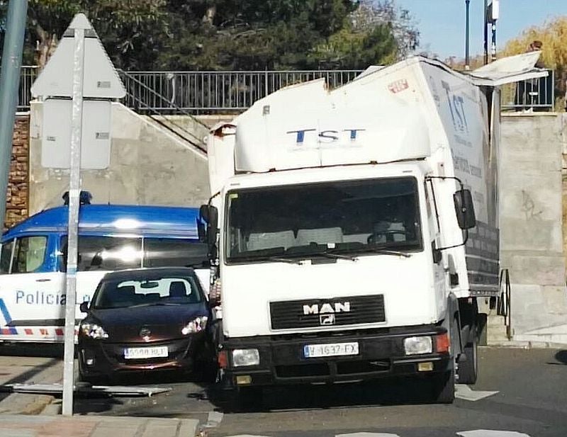 Un camión de la compañía TST se estrella contra el puente de San Marcos.