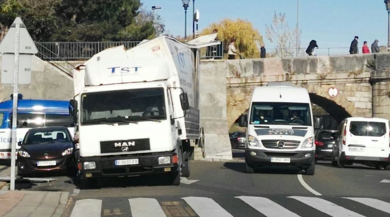 Un camión de la compañía TST se estrella contra el puente de San Marcos.