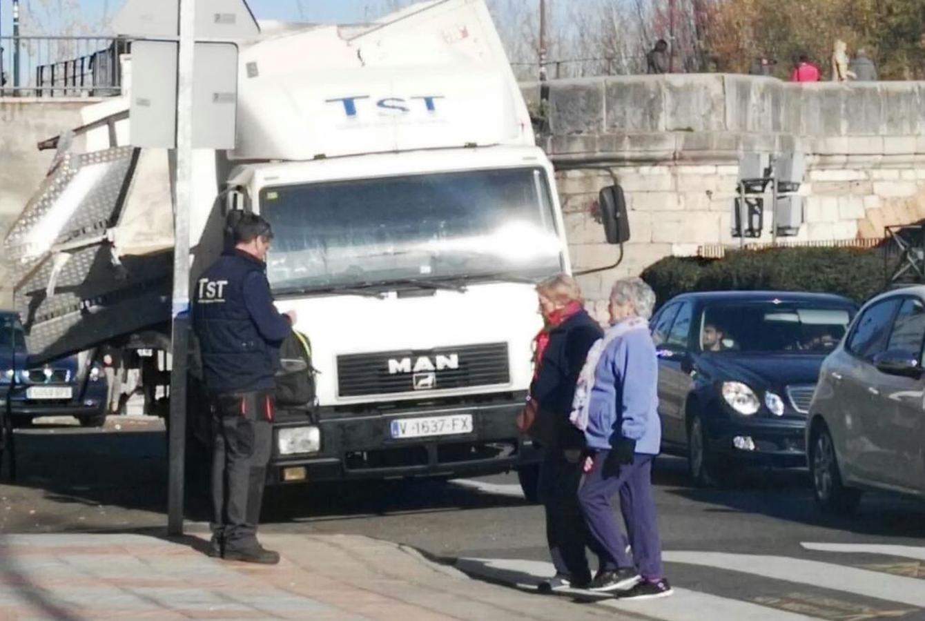 Un camión de la compañía TST se estrella contra el puente de San Marcos.