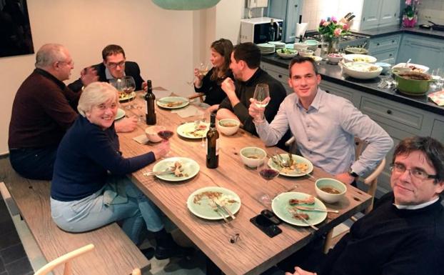 Puigdemont y los 'exconsellers' en Bruselas cenan en casa de un diputado belga. 