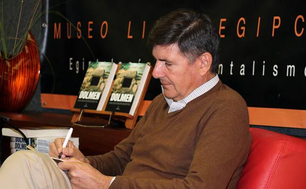 El exministro Manuel Pimentel presenta su obra 'Dolmen'. 