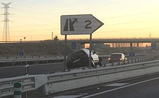 Imagen del vehículo subido al guardarraíl. 