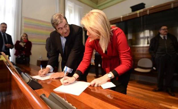 Francisco Álvarez-Cascos y Cristina Coto firman el documento en defensa de la variante de Pajares.