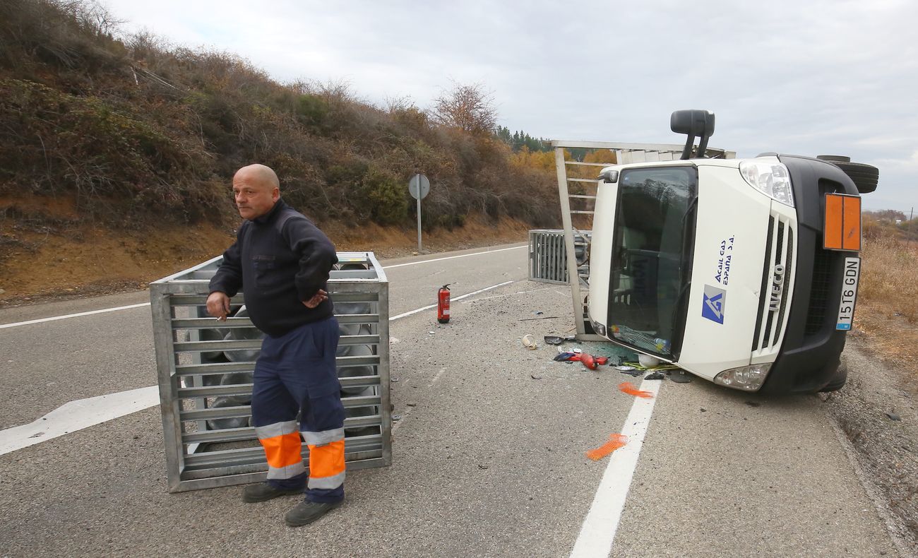 Un camión con mercancías peligrosas sufre un accidente en la N-120 en la localidadd e Toral de los Vados 