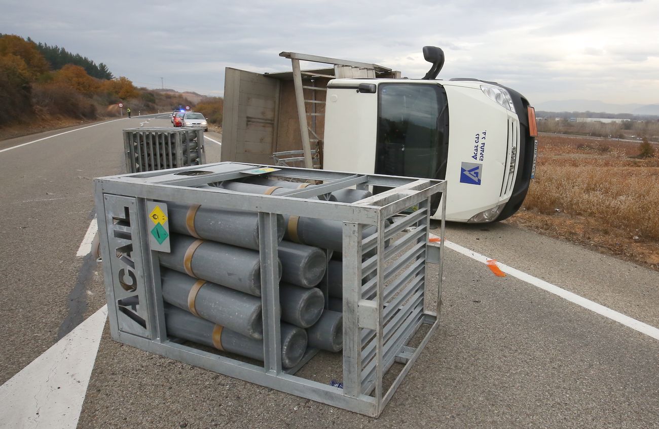 Un camión con mercancías peligrosas sufre un accidente en la N-120 en la localidadd e Toral de los Vados 