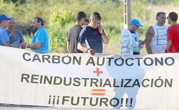 Mineros durante una protesta ante la térmica de Compostilla.