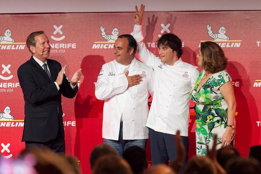 Once restaurantes españoles ostentan desde hoy tres estrellas Michelin, tras las recibidas por Aponiente, de El Puerto de Santa María (sur de España), y ABaC, de Barcelona (noreste). En una gala celebrada en un hotel de la localidad de Guía de Isora (Tenerife, Islas Canarias) en la que se presentó la edición 2018 de la Guía Michelin de España y Portugal, el director internacional de la publicación, Michael Ellis, destacó que el reparto de estrellas demuestra que la gastronomía de España y Portugal "continúa en un espléndido momento".