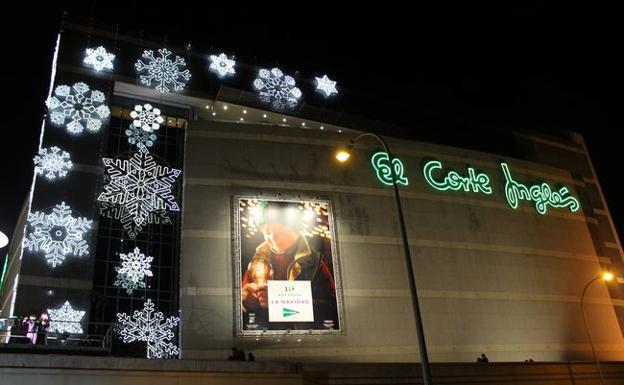 Imagen de la fachada de El Corte Inglés de León en Navidad.