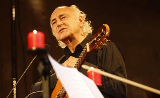 Amancio Prada, durante un concierto.