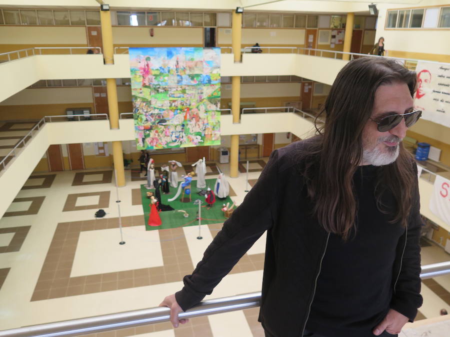 El dibujante leonés, ayudado de cerca de un centenar de artistas, crea un mural 'frankestein' sobre el Jardín de las Delicias que podría ser «el más grande del mundo»