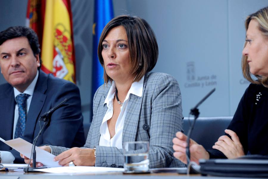 La portavoz de consejera de Agricultura y Ganadería de la Junta de Castilla y León, Milagros Marcos, comparece junto al consejero de Empleo, Carlos Fernández Carriedo (izquierda), y la consejera de Economía y Hacienda, Pilar del Olmo (derecha), tras la reunión del Consejo de Gobierno. 