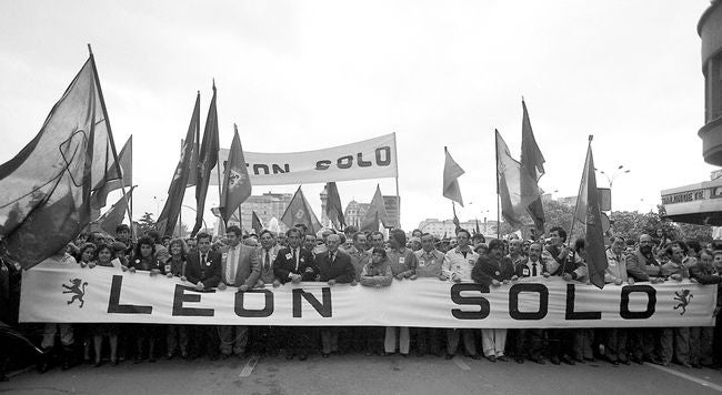 Imagen principal - Imágenes de la manifestación por la autonomía leonesa. 