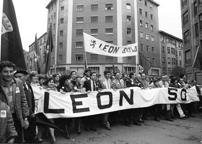 Imagen secundaria 1 - Imágenes de la manifestación por la autonomía leonesa. 