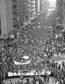 Imagen secundaria 2 - Imágenes de la manifestación por la autonomía leonesa. 