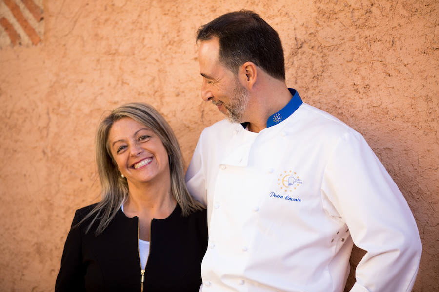 Casa Coscolo es el resultado del amor por la cocina de Eva y Pedro. Una maragata y un pamplonico que en 1999 quisieron ofrecer un nuevo concepto culinario basado en la fusión de ambas gastronomías. 