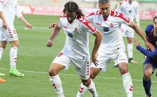 Mario Ortiz trata de controlar un balón.