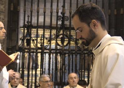 Imagen secundaria 1 - Instantes del acto en el altar mayor de la Catedral.