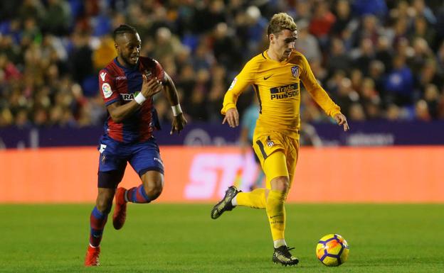 Antoine Griezmann, conduciendo el balón ante Cheick Doukoure.