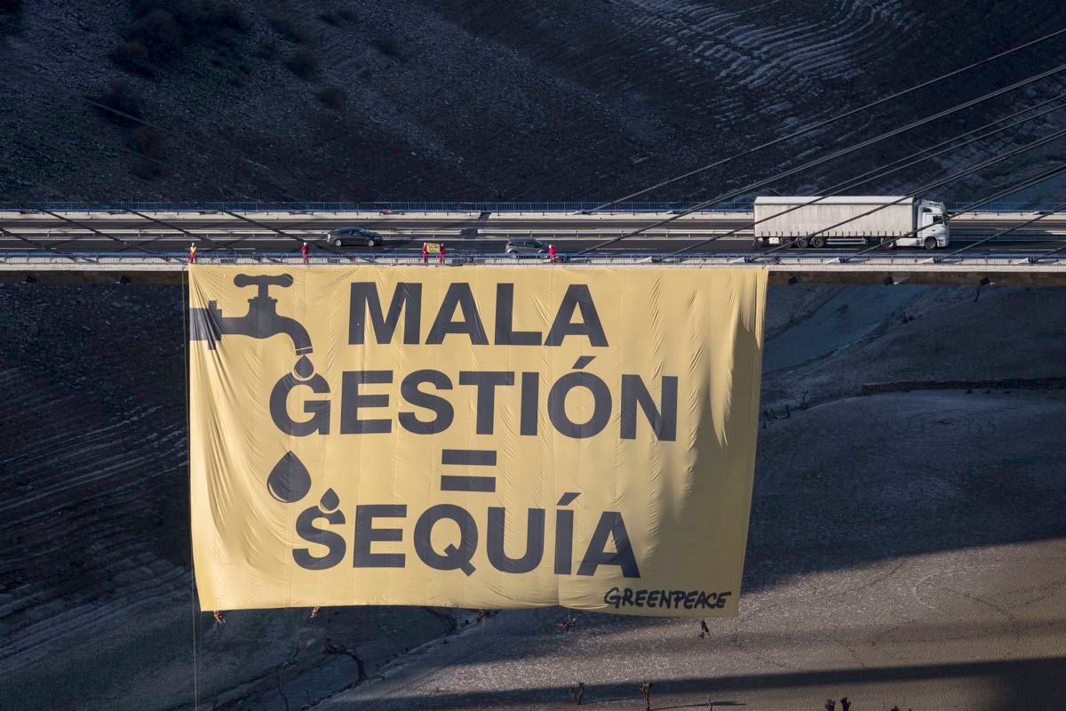 Greenpeace lleva su denuncia por la sequía con una pancarta gigante al pantano de Barrios de Luna.