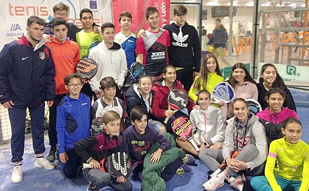 Grupo de jóvenes participantes en las finales.