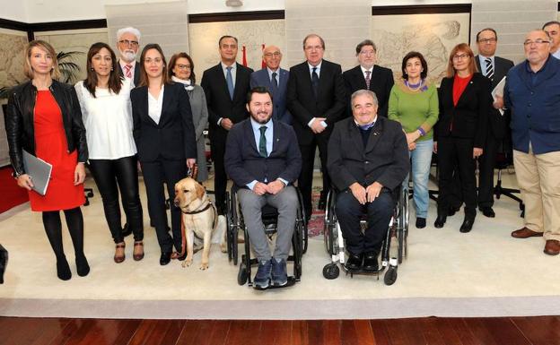 Herrera (8i), junto a miembros del CERM y la consejera Alicia García (i). 