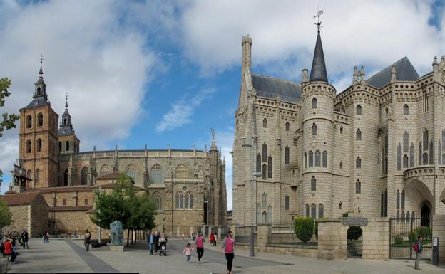 Imagen de la catedral de Astorga, junto al Palacio de Gaudí.