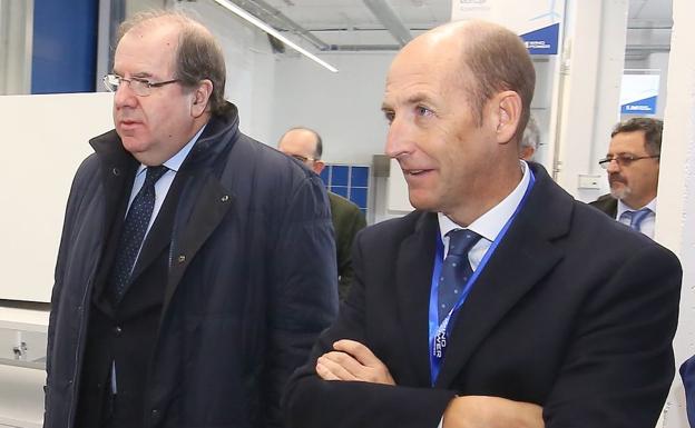 Juan Vicente Herrera (I), junto al presidente de General Electric Iberia, Daniel Carreño (D), durante su visita la planta de producción de la empresa LM Wind Power en Ponferrada.