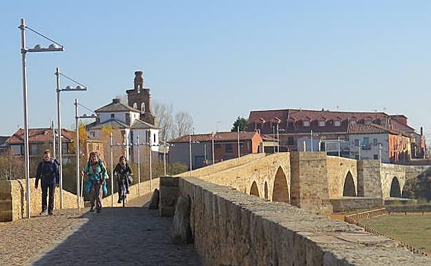 Imagen principal - Puente de Hospital de Órbigo, una vista de Astorga y el Crucero de San Justo de la Vega. 