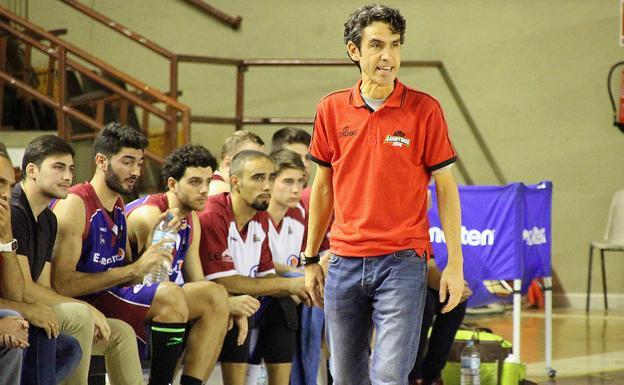 El entrenador del Agustinos, durante un encuentro.