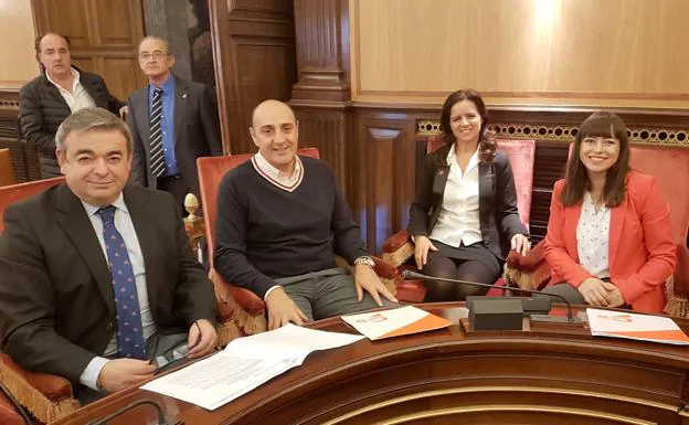 Concejales de Ciudadanos, durante un pleno del Ayuntamiento de León.