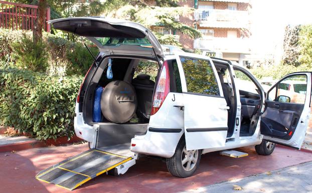 Imagen de un taxi adaptado según la normativa. 