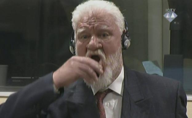 Praljak se dispone a beber cianuro. 