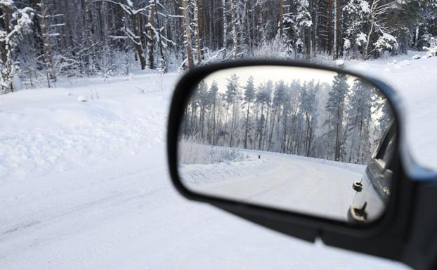 Imagen de un vehículo sobre la nieve.