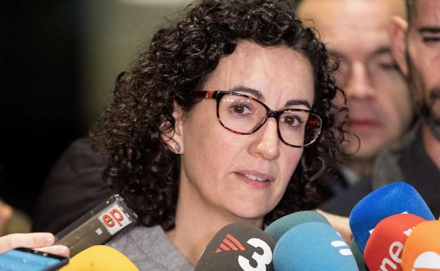 Marta Rovira, ante varios periodistas.