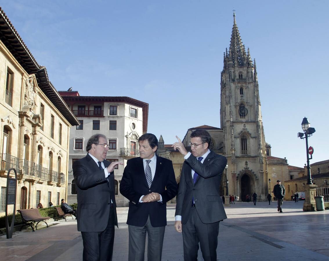 El encuentro entre Juan Vicente Herrera, Alberto Núñez Feijóo y Javier Fernández se concretó, entre otros acuerdos, en «una colaboración más intensa en los operativos contra incendios, con una mejora en los protocolos, un marco formativo común y diseñando un sistema común de emergencias contra incendios forestales»