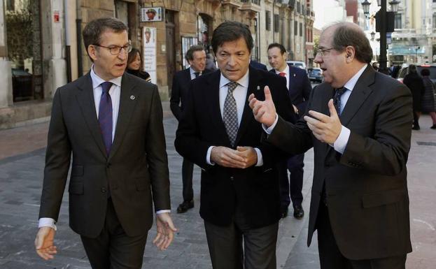 Los presidentes Feijóo, Fernández y Herrera, conversan por las calles de Oviedo, minutos antes de la firma de la declaración institucional. 