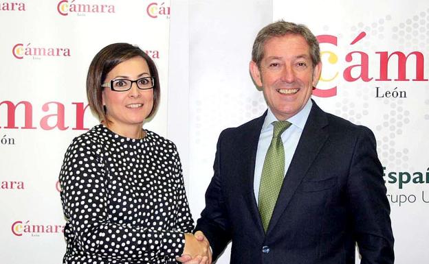 Margarita Serna y Javier Vega, durante la firma del convenio.