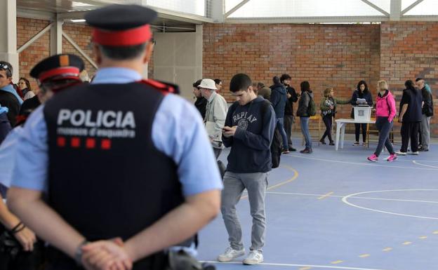 Mossos durante el referéndum del 1-O.