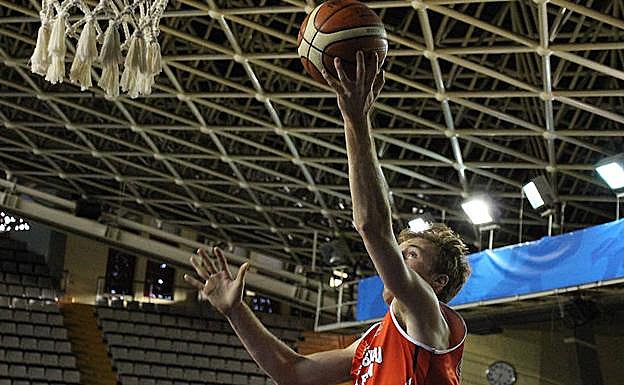 Una jugada de un partido del Fundación.