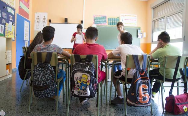 Varios alumnos en una clase del Colegio Miguel Íscar de Valladolid.