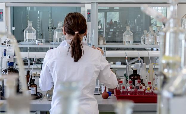 Cientifico duarante un ensayo en el laboratorio