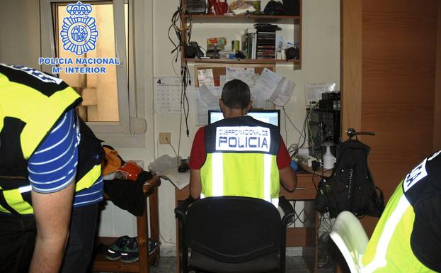 La Policía revisa el ordenador de un detenido.