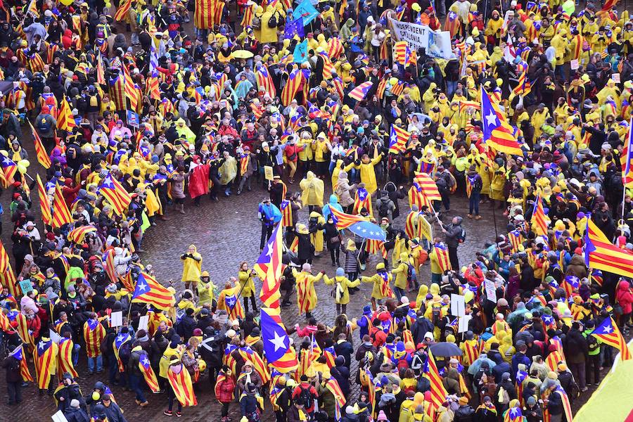 Algunos manifestantes llevan pancartas con el lema «libertad para todos los presos políticos»