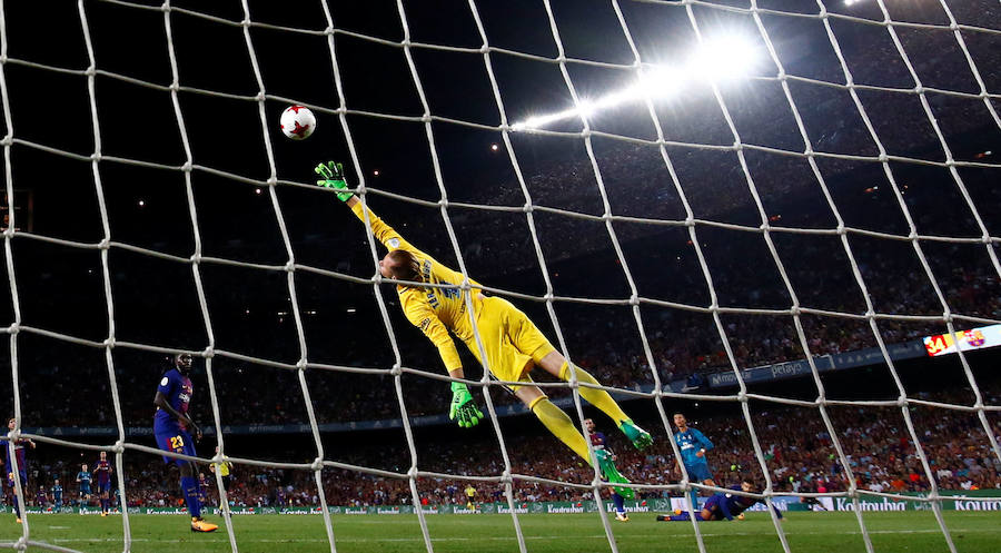 El disparo de Cristiano se cuela en la portería de Ter Stegen en la ida de la Supercopa de España.